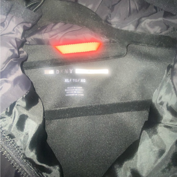 Women’s XL - DKNY Puffer Vest, Black - Picture 14 of 14